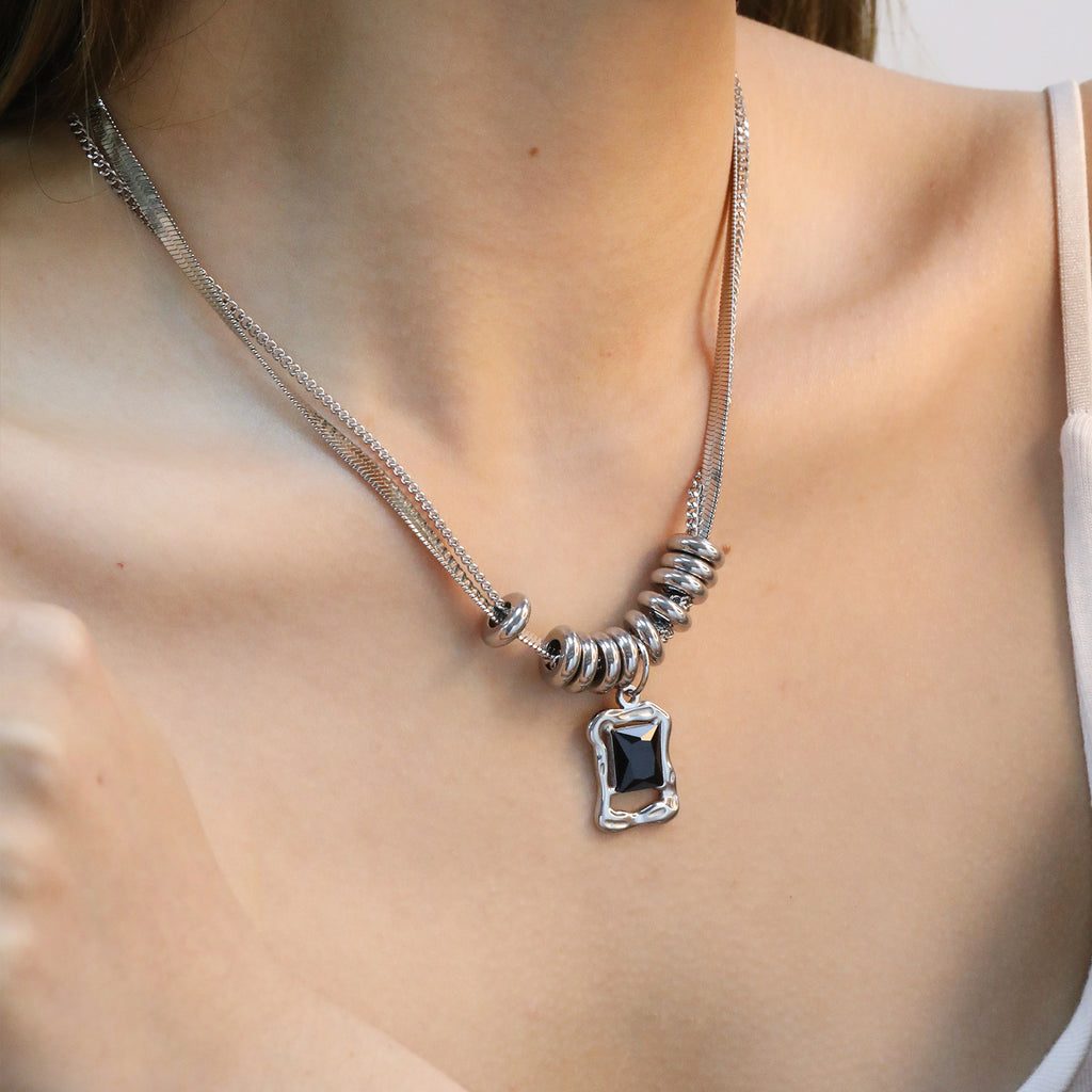 Damen Halskette mit stylischem schwarzen Anhänger und elegantem Gliederdesign Shop Nory
