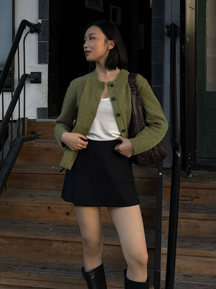 Damen Kurzgeschnittene Mohair‑Optik Strickjacke mit Rundhals, Rippbündchen und Knopfverschluss Shop Nory