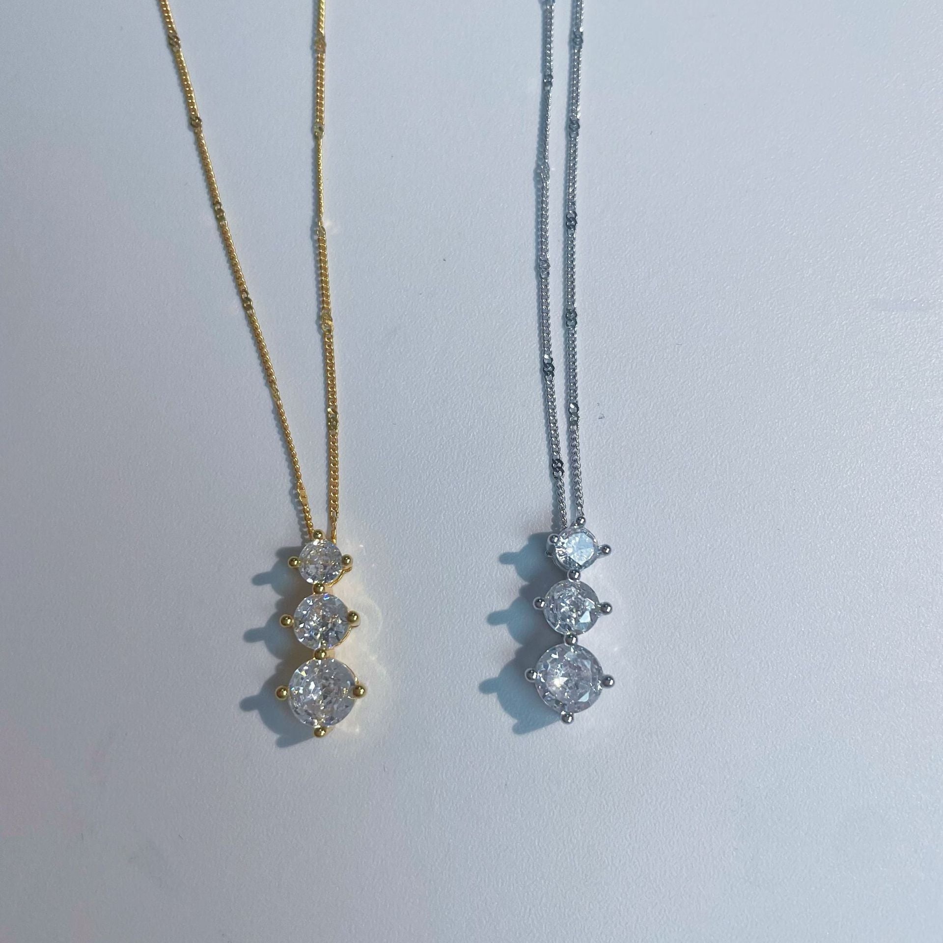 Damen Halskette mit funkelnden Kristallen und eleganter Vergoldung Shop Nory