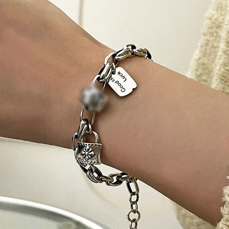Damenarmband mit kunstvollem Anhänger und edlen Details Shop Nory