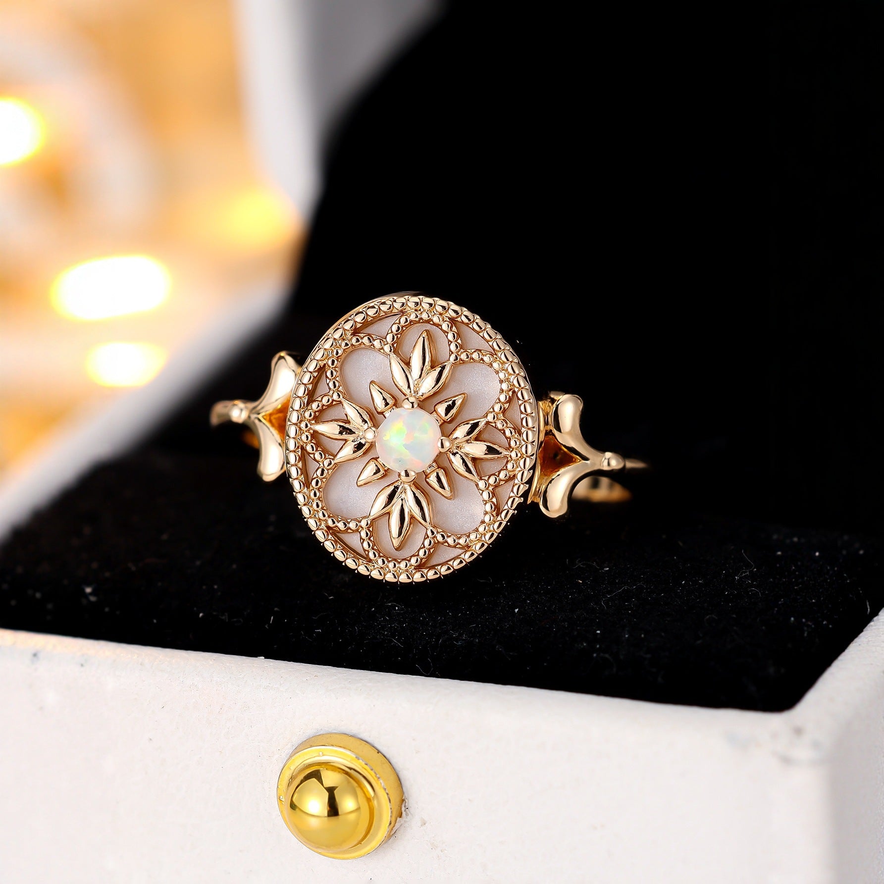 Damen Schmuckring mit filigraner Blütenstruktur und schimmerndem Opal Shop Nory