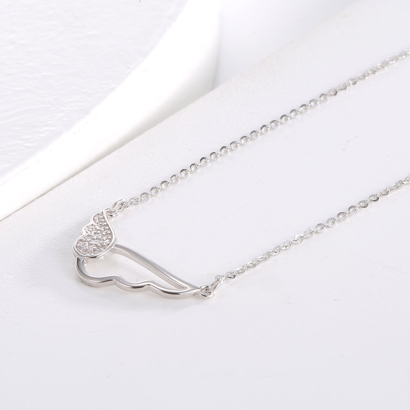 Damen elegante Halskette mit Flügel-Anhänger und funkelnden Zirkonia Shop Nory