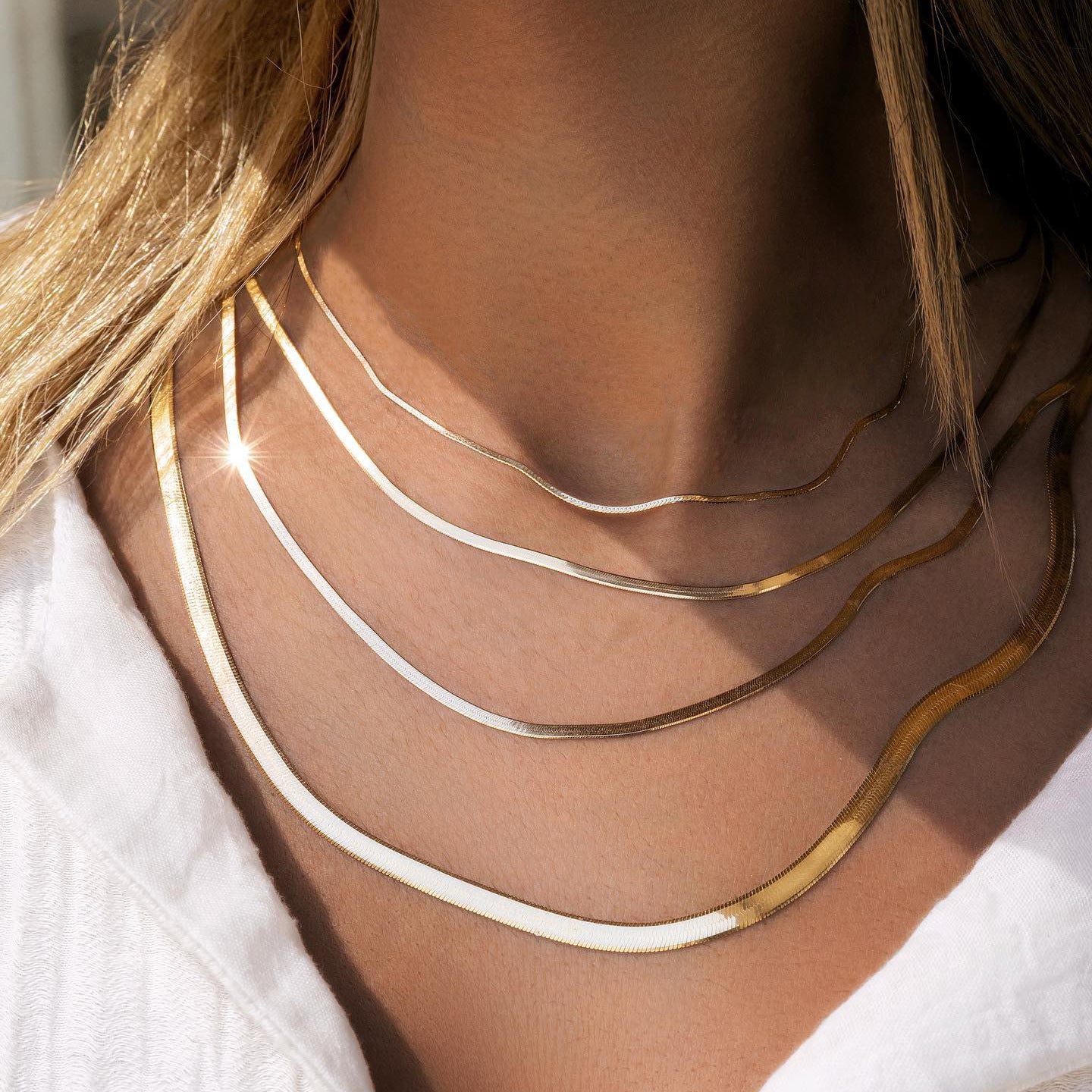 Damen Halskette mit doppeltem, geschmeidigem Design und funkelnden Akzenten Shop Nory