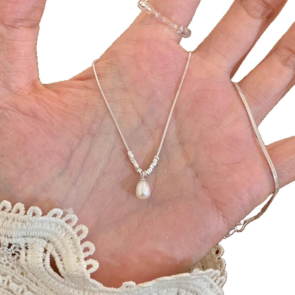 Damen Halskette mit zartem Perlenanhänger und exquisiten silbernen Details Shop Nory