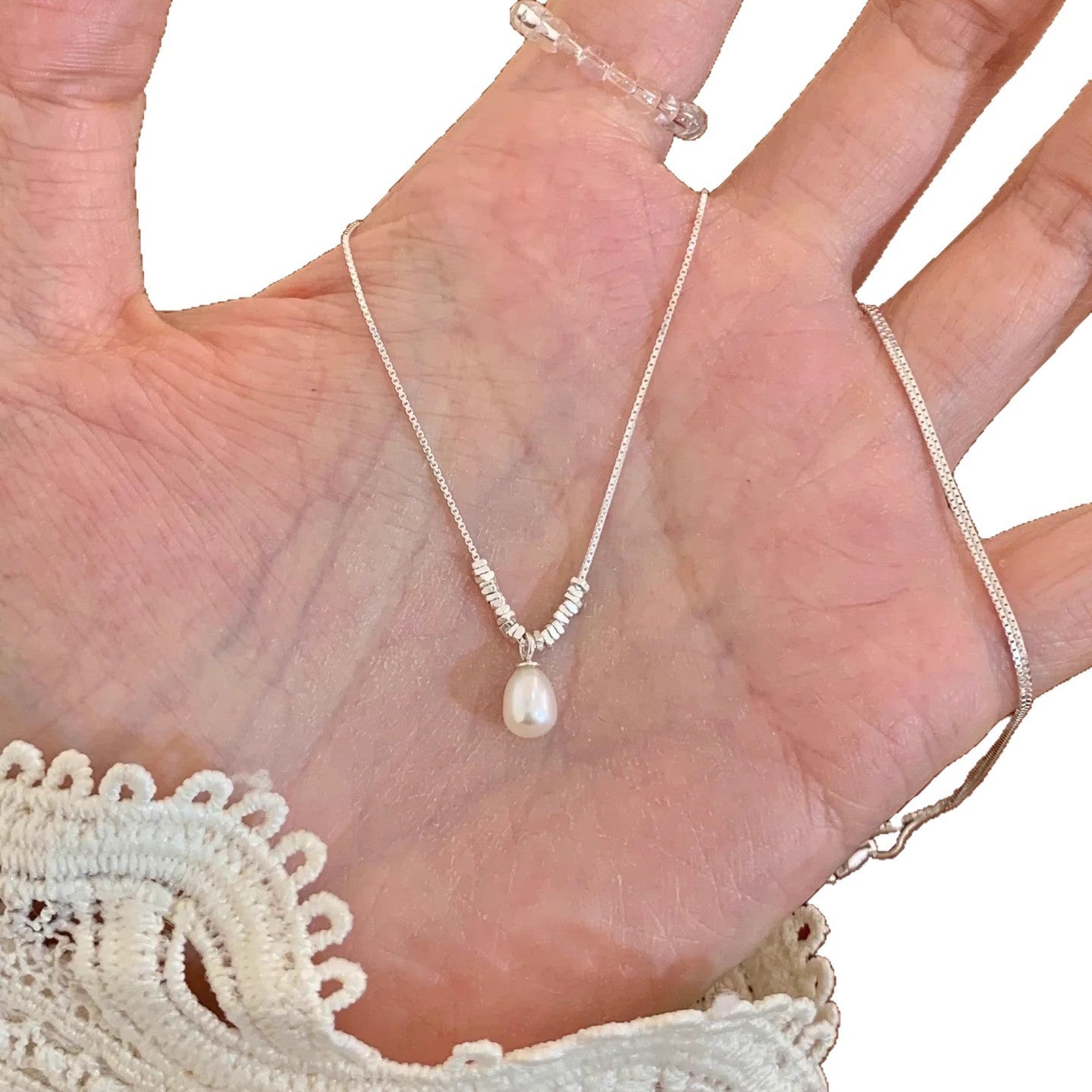 Damen Halskette mit zartem Perlenanhänger und exquisiten silbernen Details Shop Nory