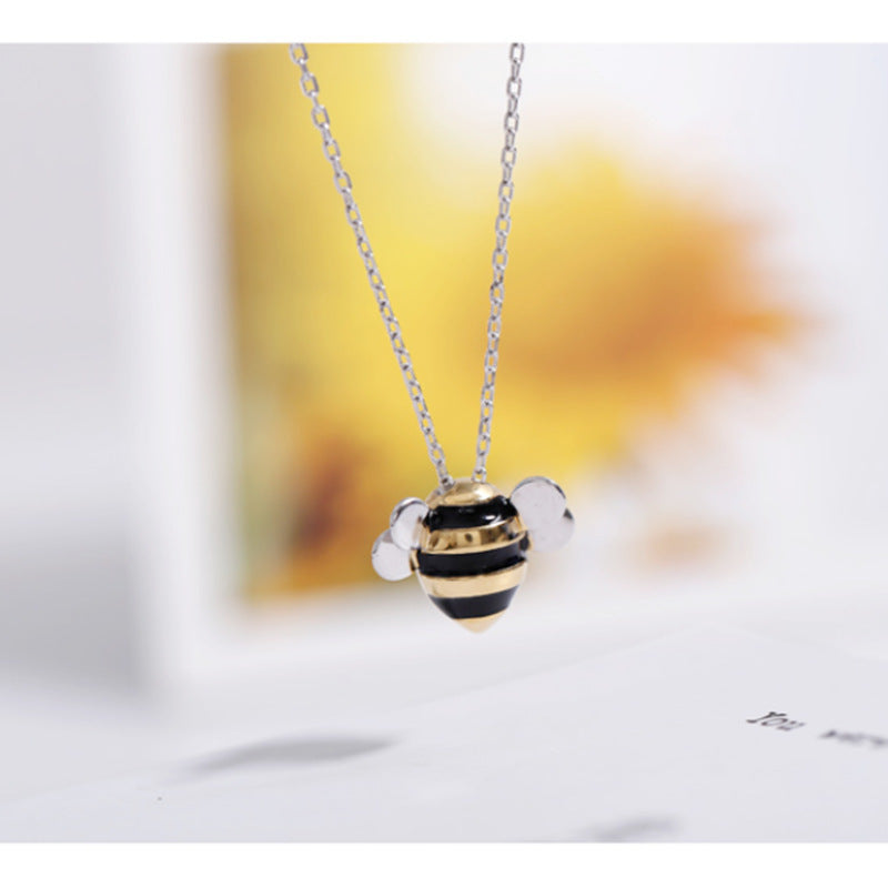 Damen Halskette mit charmantem Bienenmotiv und filigranem Anhänger Shop Nory