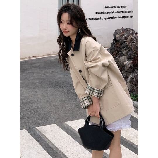Damen Kurzer Boxy-Trench mit kontrastierendem Revers, kariertem Ärmelbesatz und aufgesetzten Pattentaschen Shop Nory