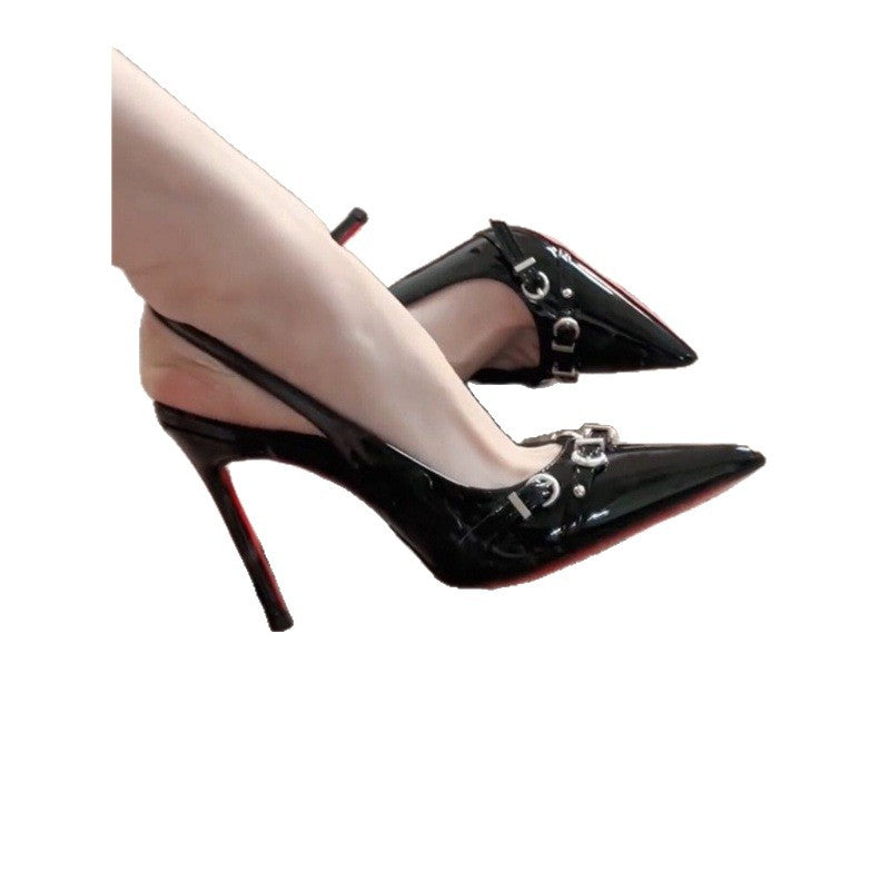 Damen Spitz zulaufende Lack‑Slingback‑Pumps mit Metallkettendetail und sculpted Stiletto Shop Nory
