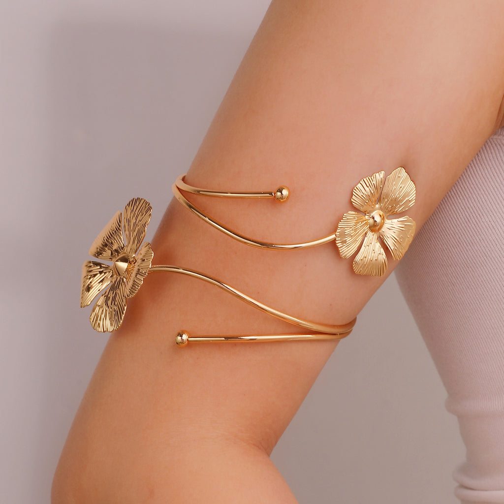 Damen Offener Armreif mit floralen Akzenten Shop Nory
