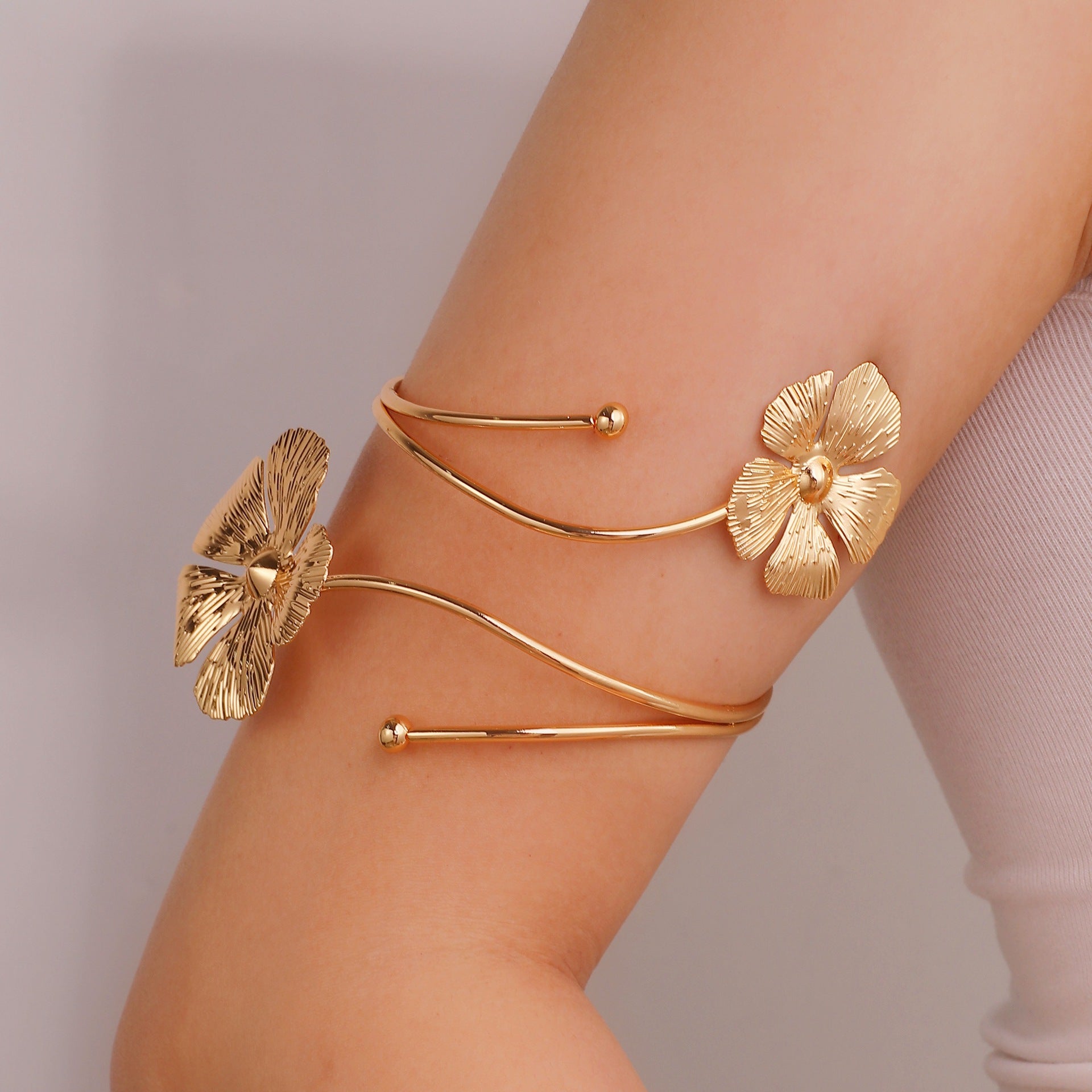 Damen Offener Armreif mit floralen Akzenten Shop Nory