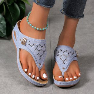 Damen Keil-Zehentrenner-Sandale mit perforiertem Obermaterial und gepolstertem Komfortfußbett Shop Nory