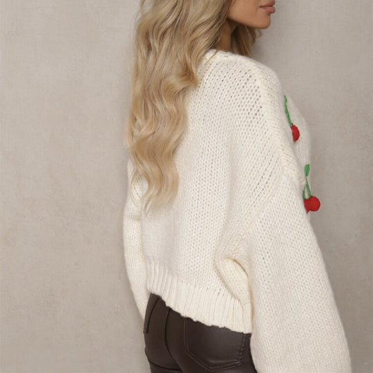 Damen Kurzcardigan aus grobem Strick mit gehäkelten Kirschen-Applikationen und V-Ausschnitt Shop Nory