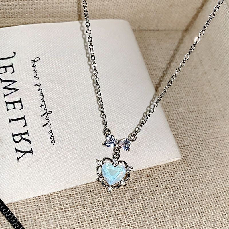 Damen Halskette mit herzförmigem Kristallanhänger und funkelnden Akzenten Shop Nory