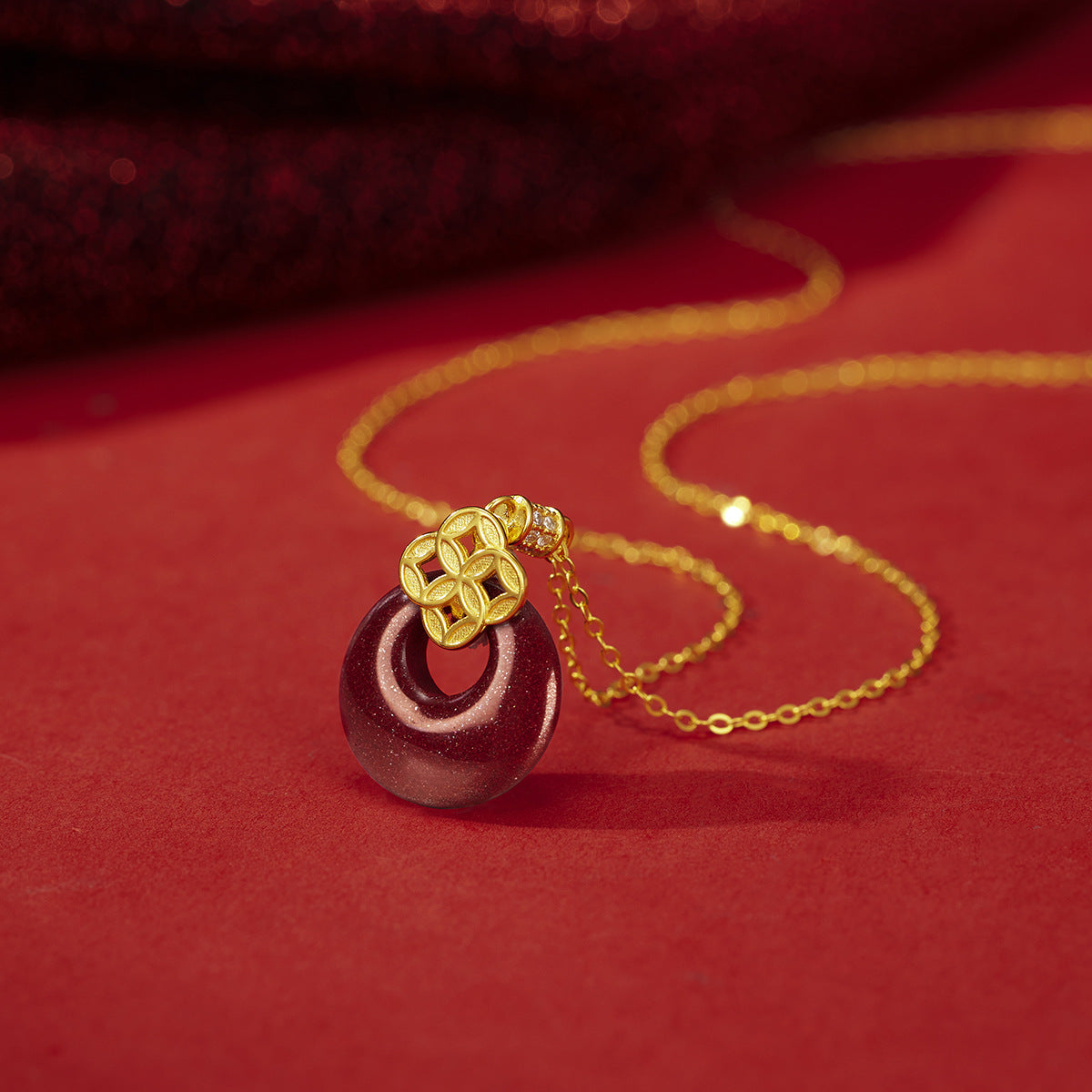 Damen Anhänger-Halskette mit funkelndem goldfarbenen Detail und rotem Edelstein Shop Nory
