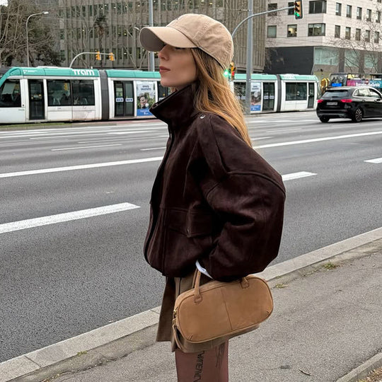 Damen Oversize Veloursleder-Bomber mit Schulterpatten, Pattentaschen und hohem Stehkragen Shop Nory
