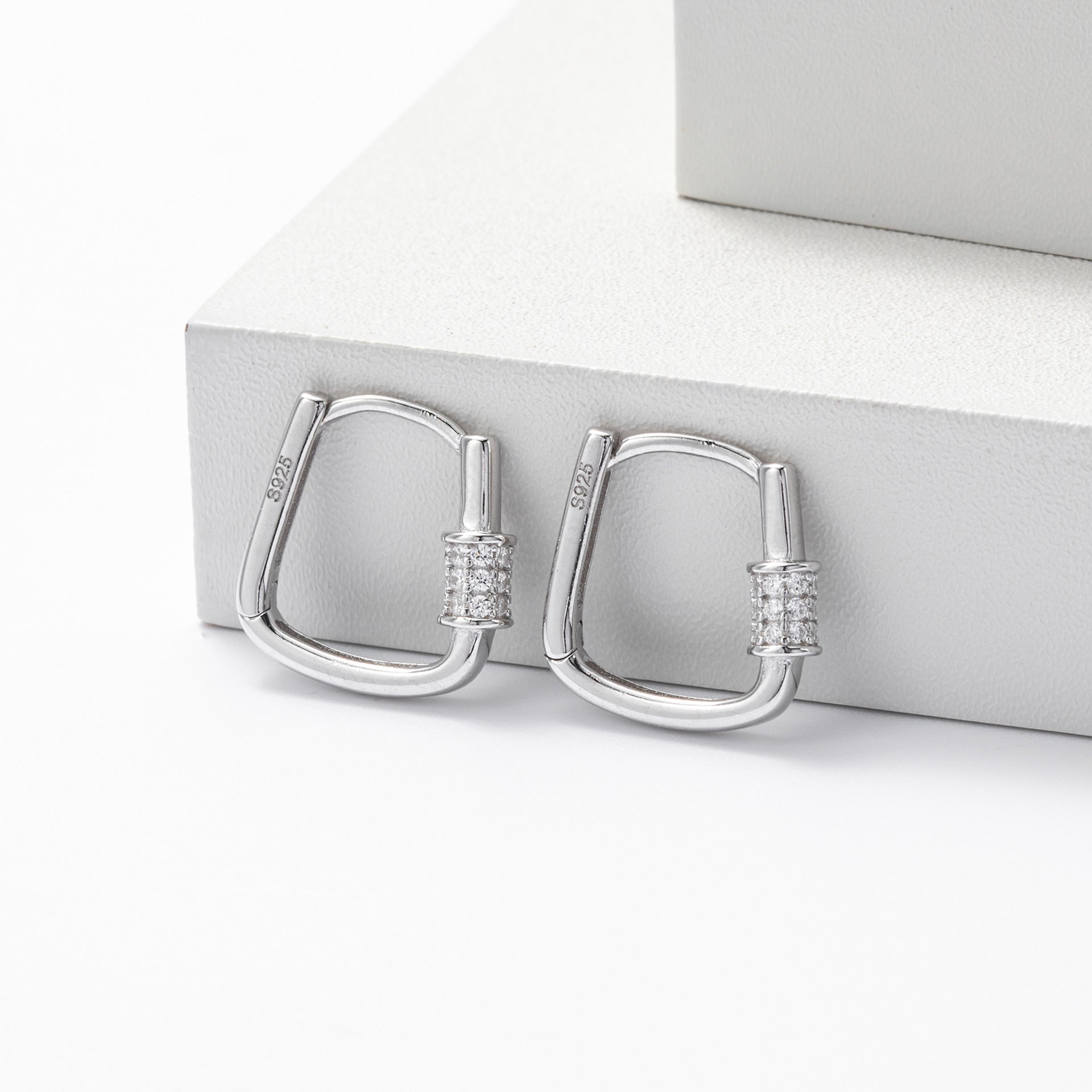 Damen Ohrhänger im modernen Design mit funkelnden 5A Zirkonen aus hochwertigem 925 Sterling Silber Shop Nory