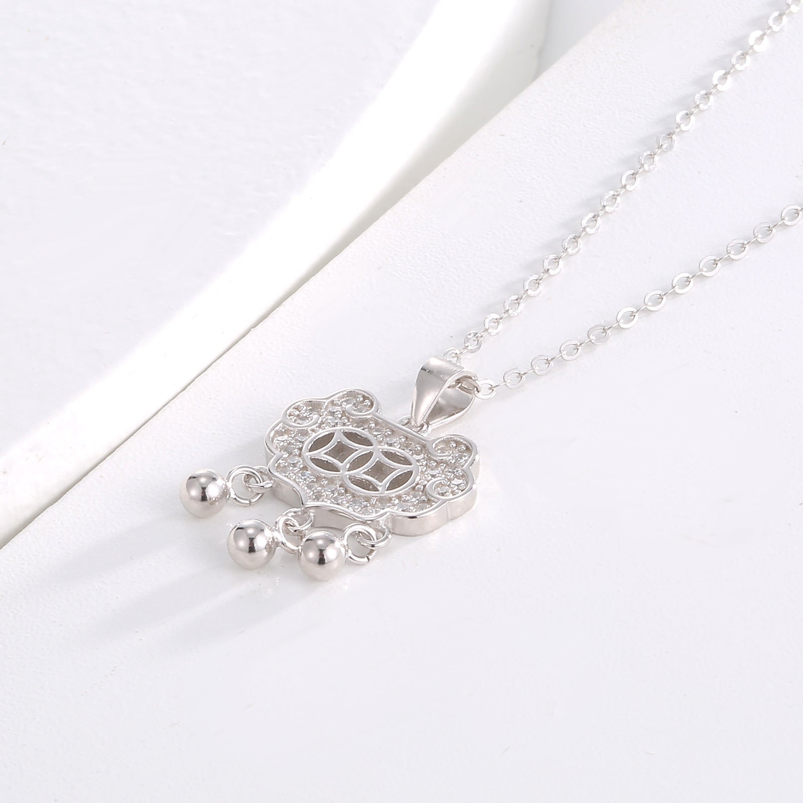 Damen Kette mit kunstvollem Anhänger und eleganten Perlelementen Shop Nory