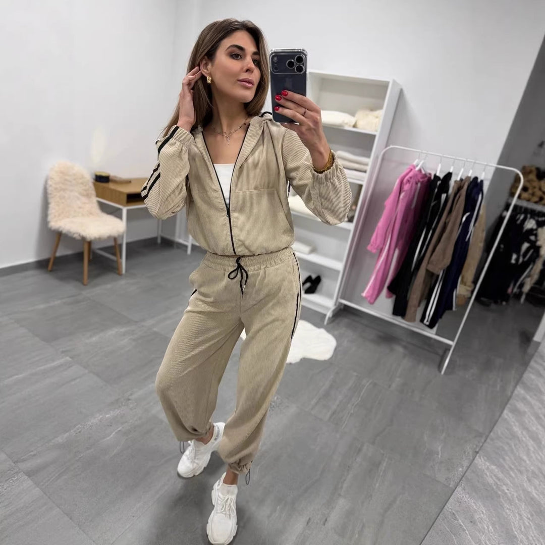 Damen Cord-Jogginganzug mit Kapuze, seitlichen Kontraststreifen, Tunnelzug und elastischen Saumbündchen Shop Nory