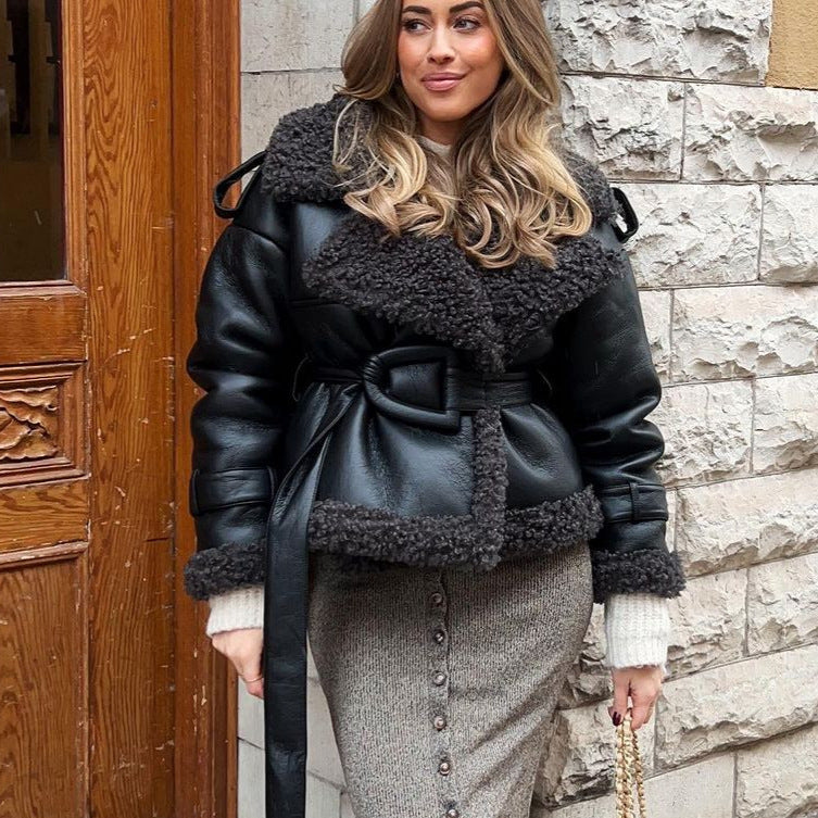 Damen Kurze Fliegerjacke aus Kunstleder mit Teddyfell-Kragen und Taillengürtel Shop Nory