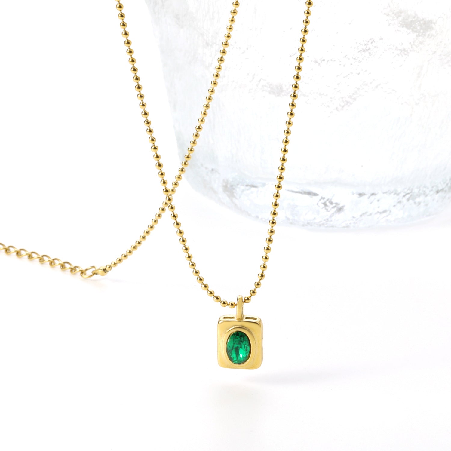 Damen Halskette mit goldplattiertem Anhänger und grünem Edelstein Shop Nory