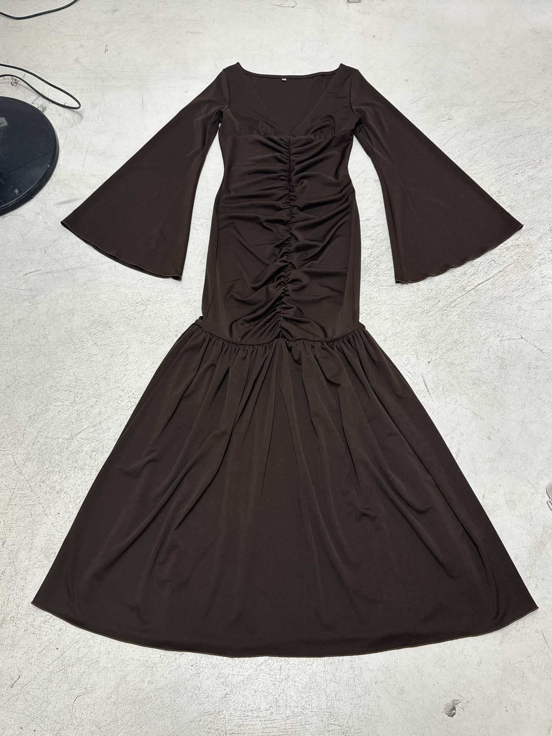 Damen nan gerafftes Maxikleid mit V-Ausschnitt, Trompetenärmeln und Stufenrüsche Shop Nory