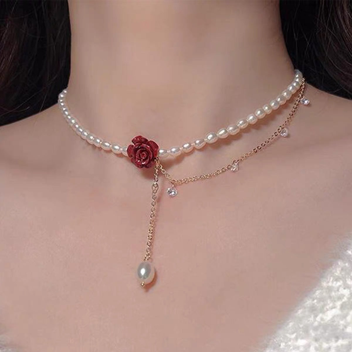 Damen Halskette mit perligen Akzenten und rotem Rosenanhänger Shop Nory