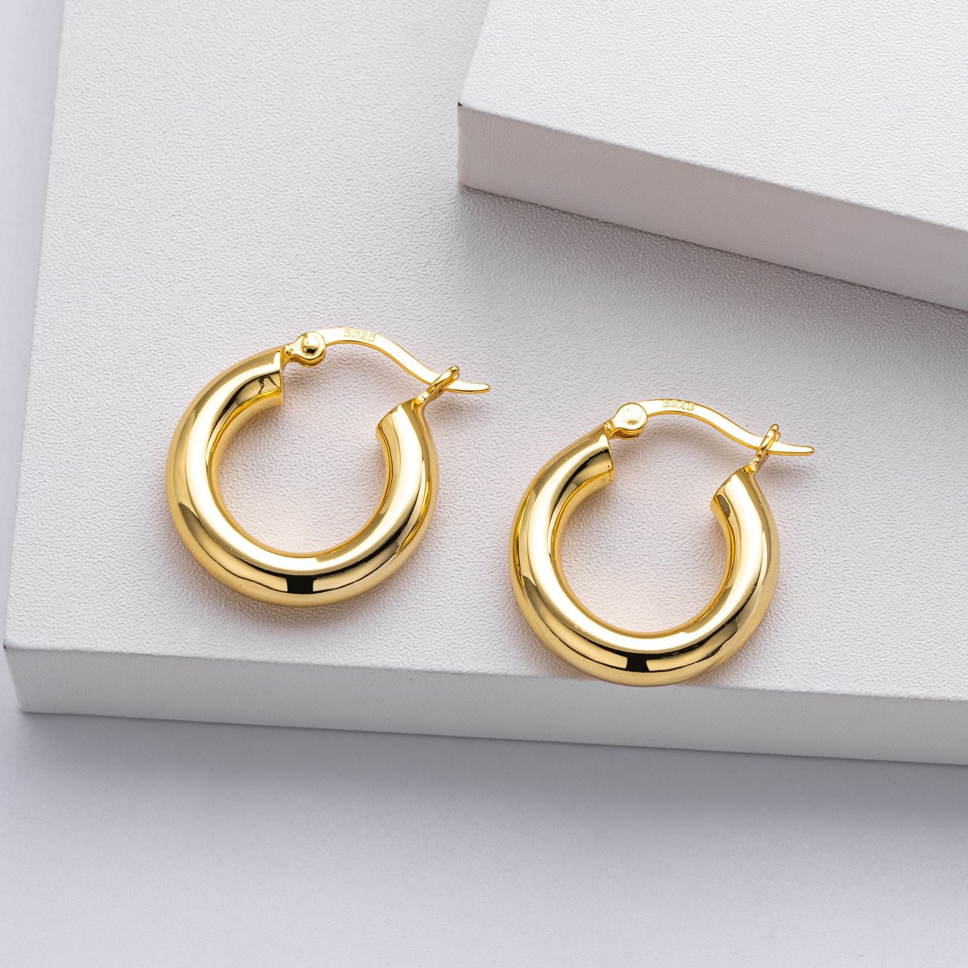 Damen Creolen mit sanft geschwungenem Design aus hochwertigem 925 Sterling Silber Shop Nory