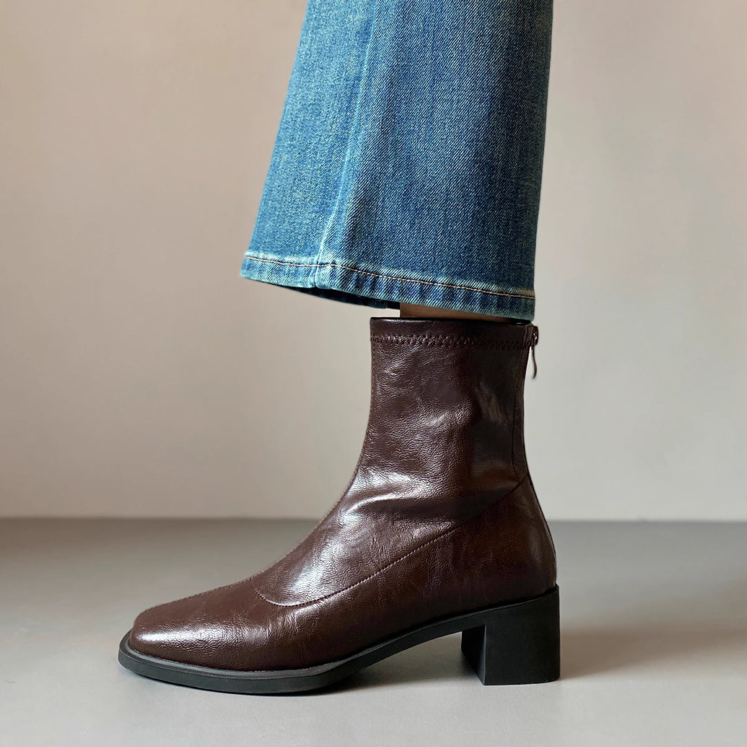 Damen Knöchelstiefelette aus Leder mit quadratischer Zehenpartie und mittlerem Blockabsatz Shop Nory