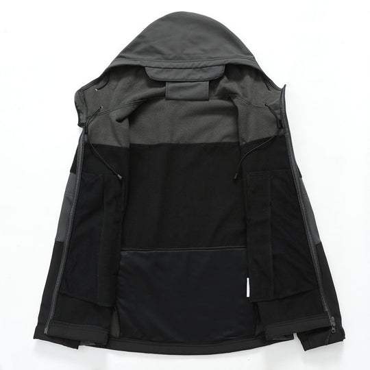 Herren Softshell-Outdoorjacke mit taktischer Ärmeltasche, verstellbarer Kapuze und wasserabweisender Membran Shop Nory