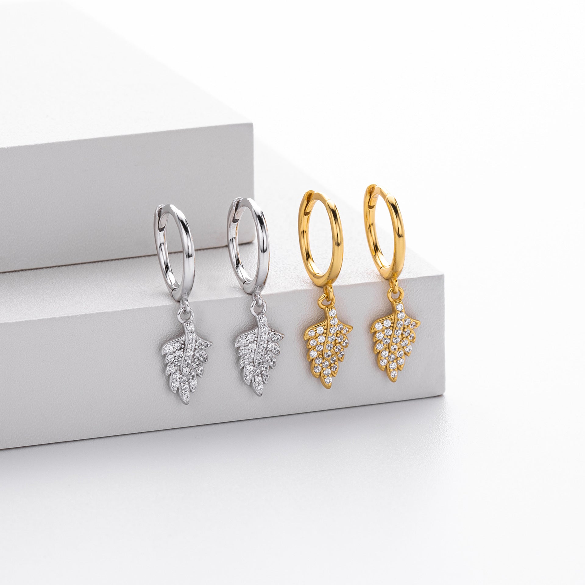 Damen Ohrhänger mit Blattmotiv aus hochwertigem 925 Sterlingsilber und funkelnden Zirkonia Shop Nory