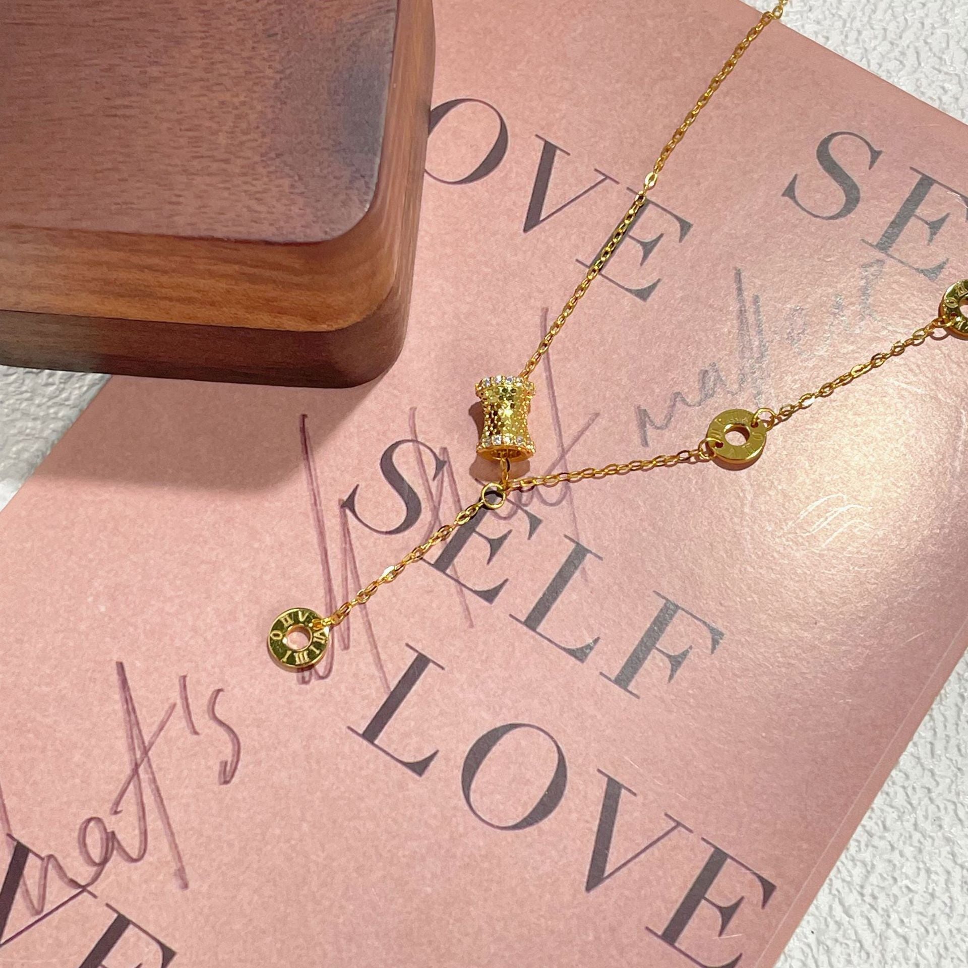Damen elegante Halskette mit einzigartigen Anhängern und filigraner Kette Shop Nory