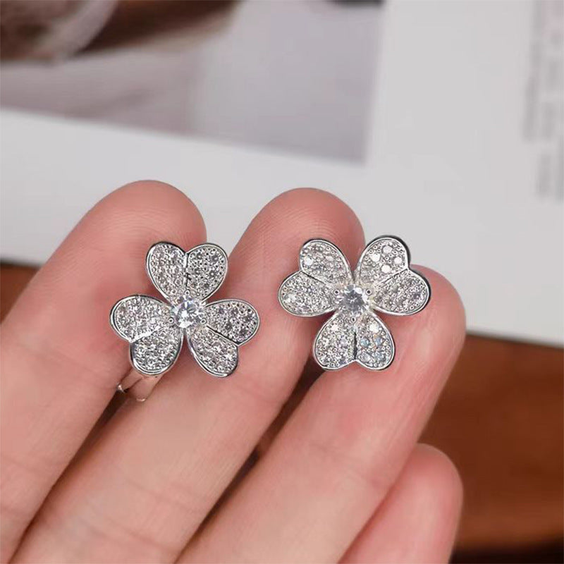 Damen Ohrringe mit floralem Design und funkelnden Kristallen Shop Nory