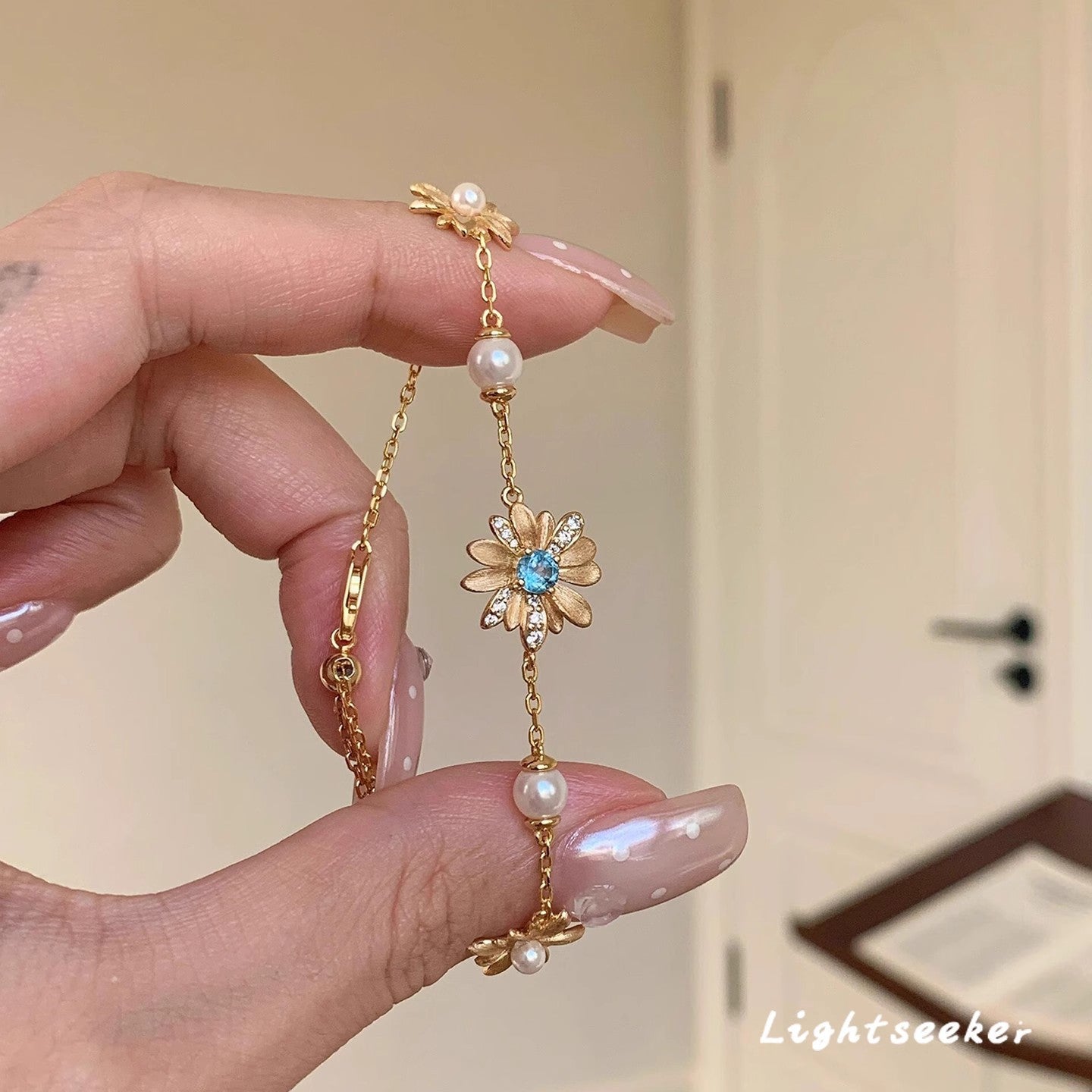 Filigranes Perlen- und Blumenarmband mit Zirkonia-mittelstein