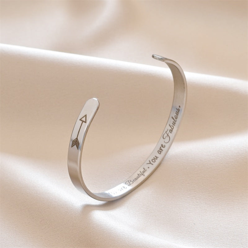 Damen Armreif mit inspirierendem Schriftzug und eleganter Edelstahloberfläche Shop Nory