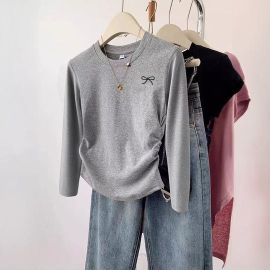 Damen nan gerüschtes Langarmshirt mit dezenter Schleifen-Stickerei und taillierter Drapierung Shop Nory