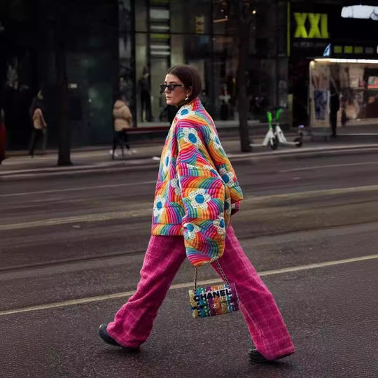 Damen Kurze Oversize-Steppjacke mit bunten Regenbogenstreifen und Blumenapplikation Shop Nory