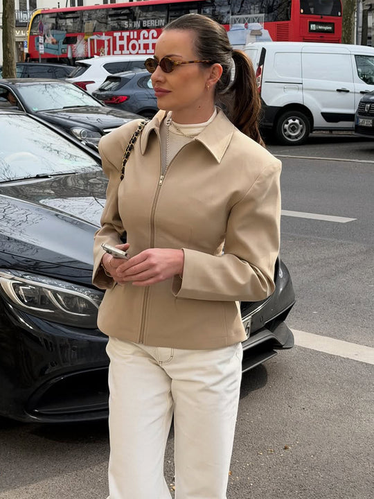 Damen Taillierte Kurzjacke aus veganem Lederimitat mit Hemdkragen und verdecktem Reißverschluss Shop Nory