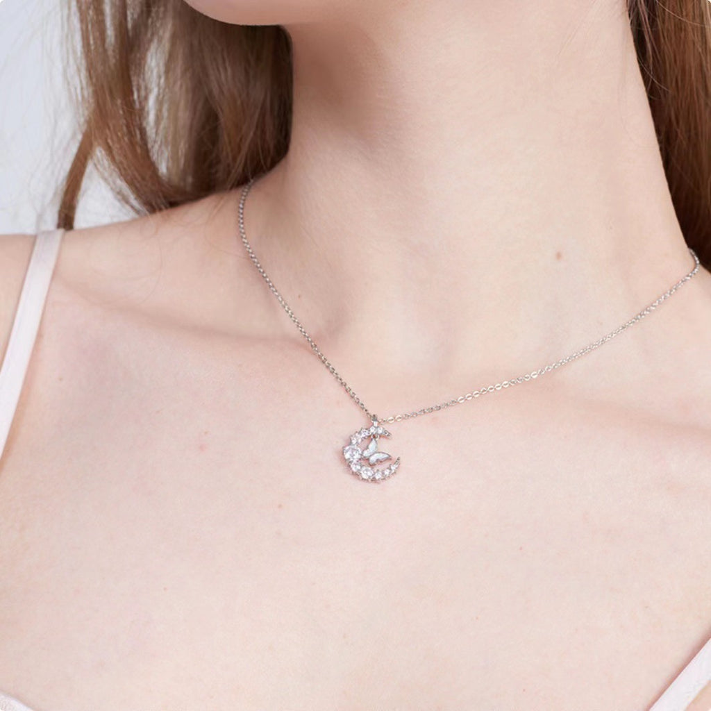 Damen Halskette mit kunstvollem Mond- und Schmetterlingsanhänger aus hochwertigem Material Shop Nory