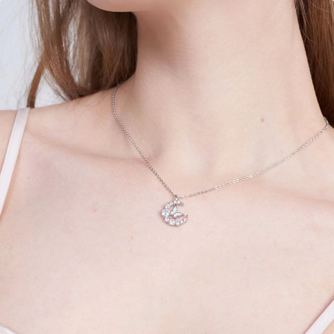 Damen Halskette mit kunstvollem Mond- und Schmetterlingsanhänger aus hochwertigem Material Shop Nory