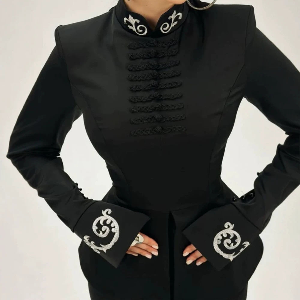 Damen Tailliertes Satin-Jackett mit Mandarinkragen, dekorativen Kordelverschlüssen und bestickten Manschetten Shop Nory