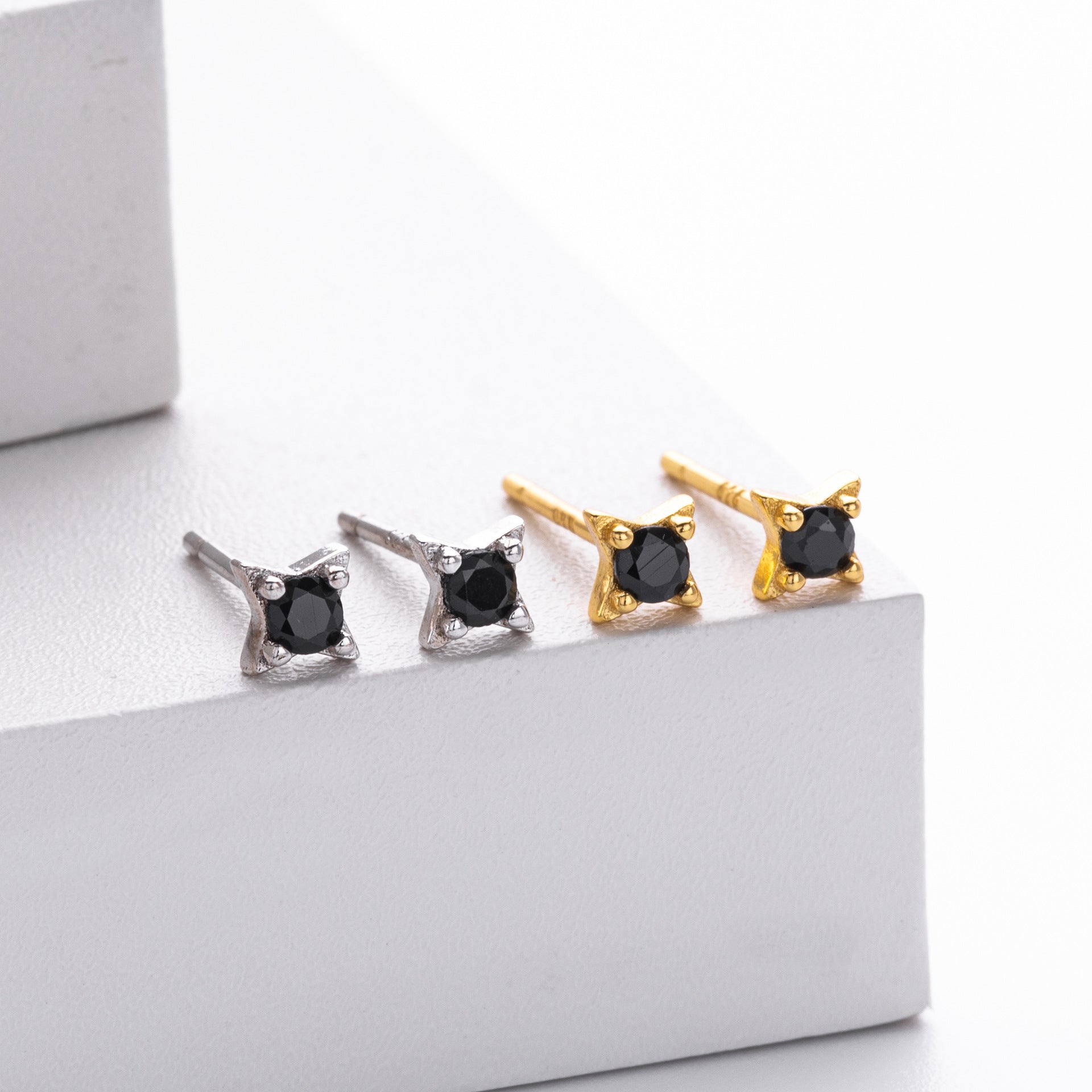 Damen Ohrstecker mit funkelnden Zirkonsteinen in starlike Gestaltung Shop Nory
