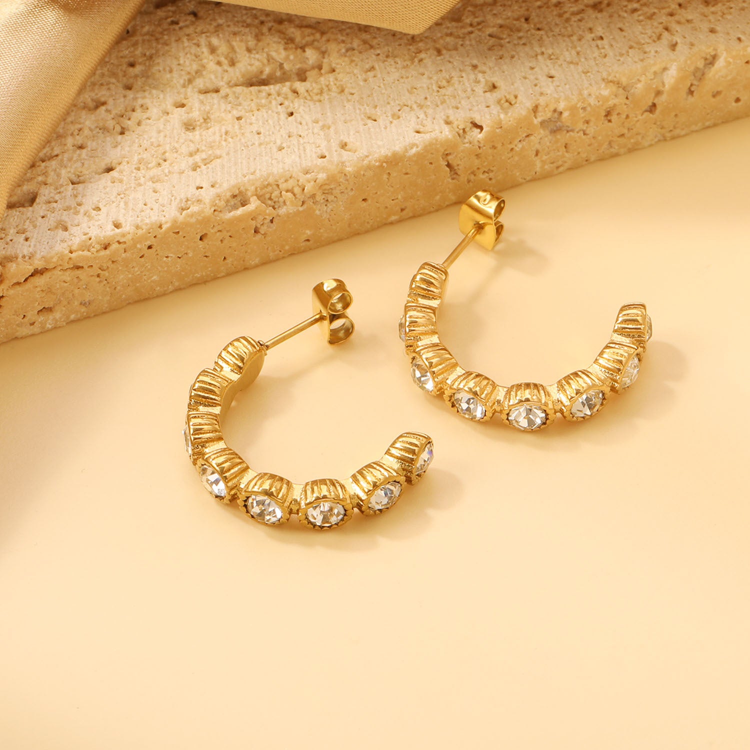 Damen Ohrstecker mit funkelnden Kristallakzenten und hochwertiger Goldbeschichtung Shop Nory