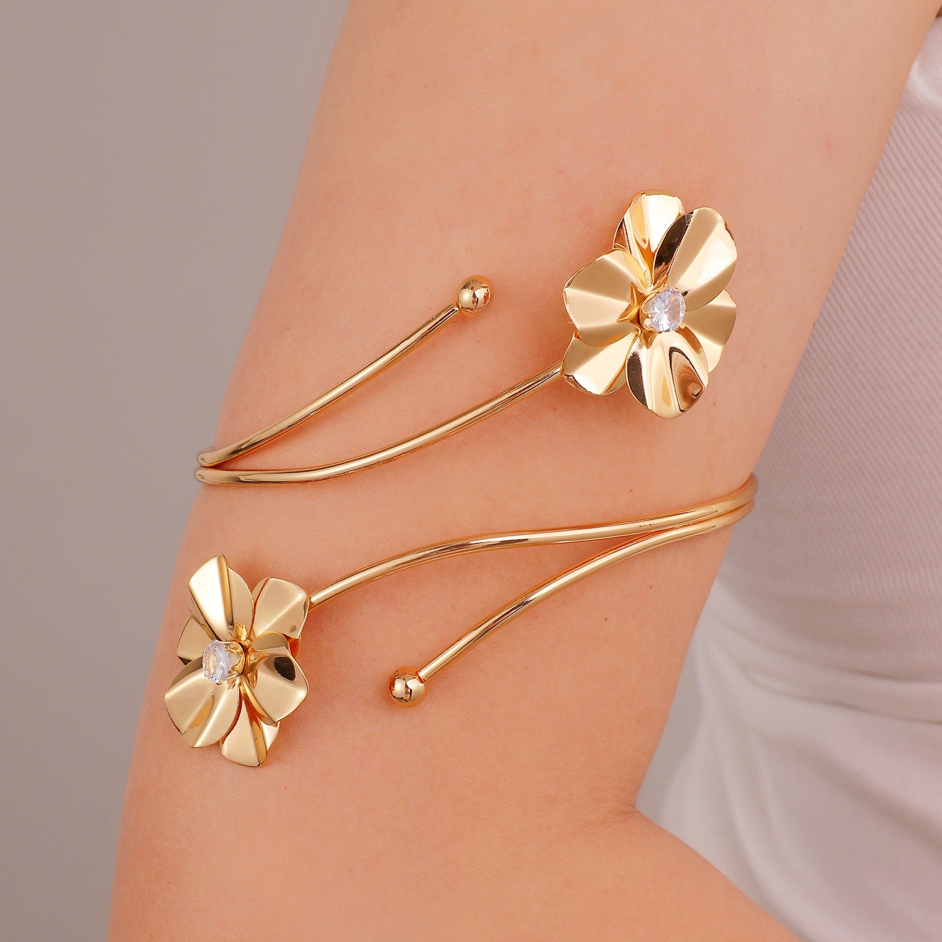 Damen Offener Armreif mit floralen Akzenten Shop Nory