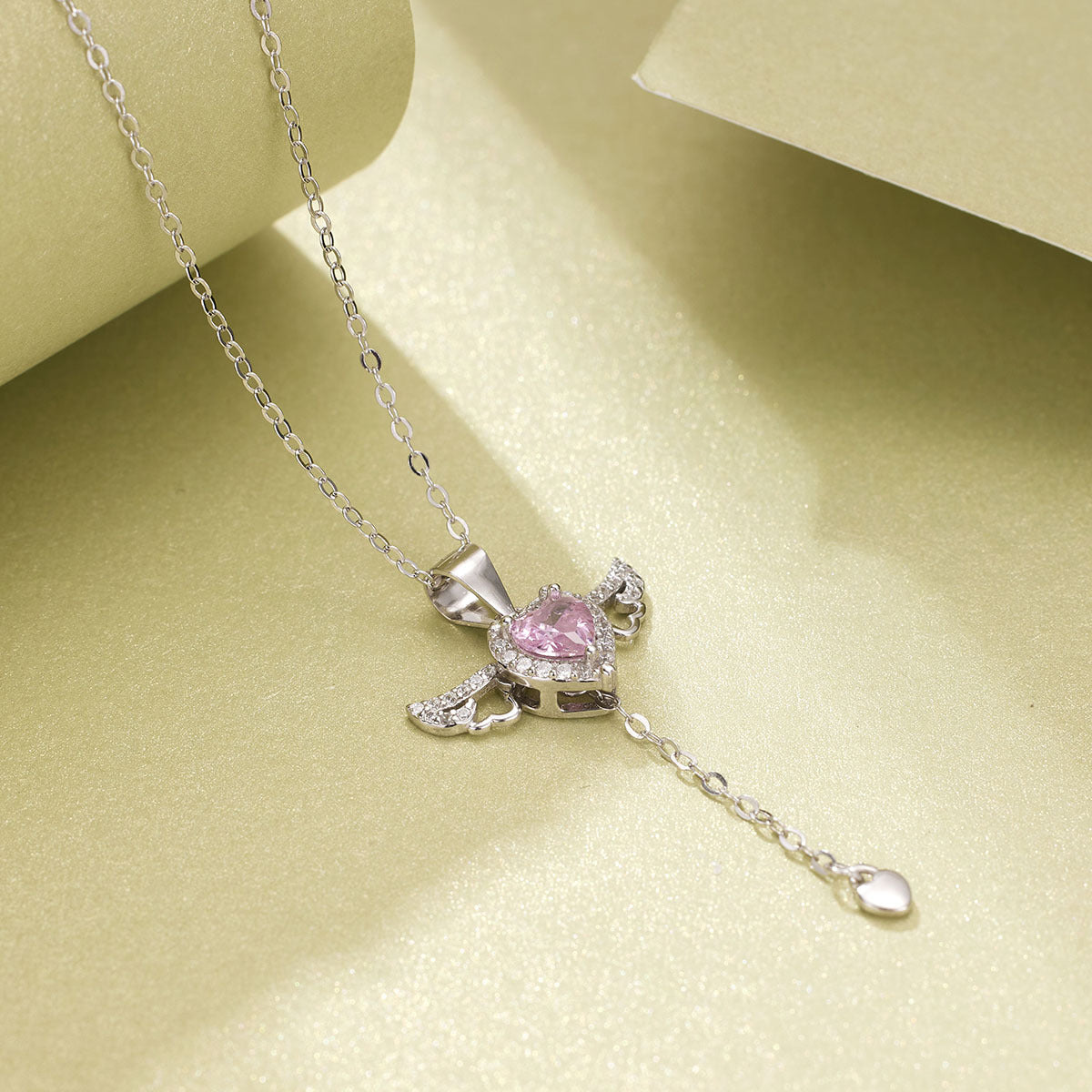 Damen Halskette mit herzförmigem Anhänger und filigranen Flügel-Details Shop Nory
