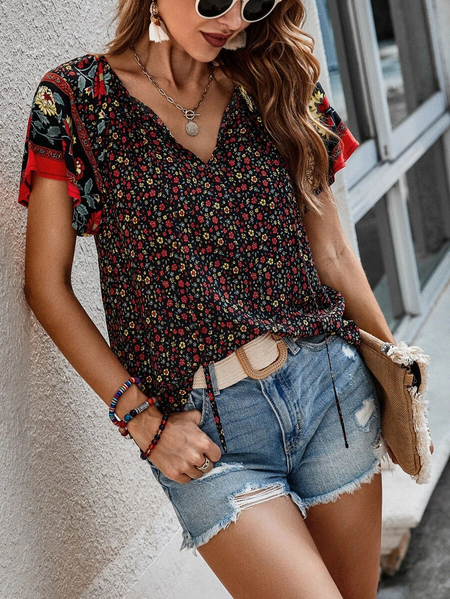 Damen Leichtes Blusenshirt mit V-Ausschnitt, kurzen Kimonoärmeln und floralem Allovermuster Shop Nory