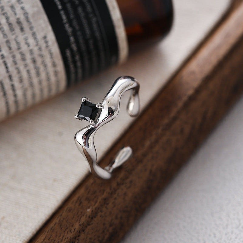 Damen Offener Ring mit wellenförmigem Design und edlem schwarzem Stein Shop Nory
