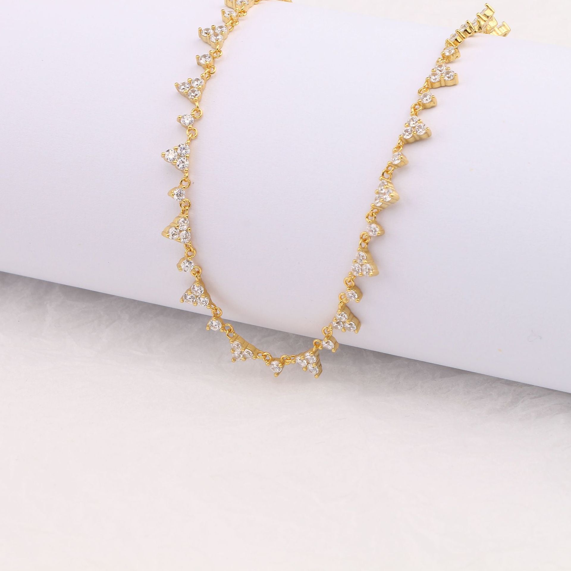 Damen Halskette mit funkelndem Zirkon-Anhänger in stilvollem Design Shop Nory