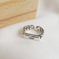 Damen Offener Ring mit geflochtenem Design und markantem Schriftzug Shop Nory