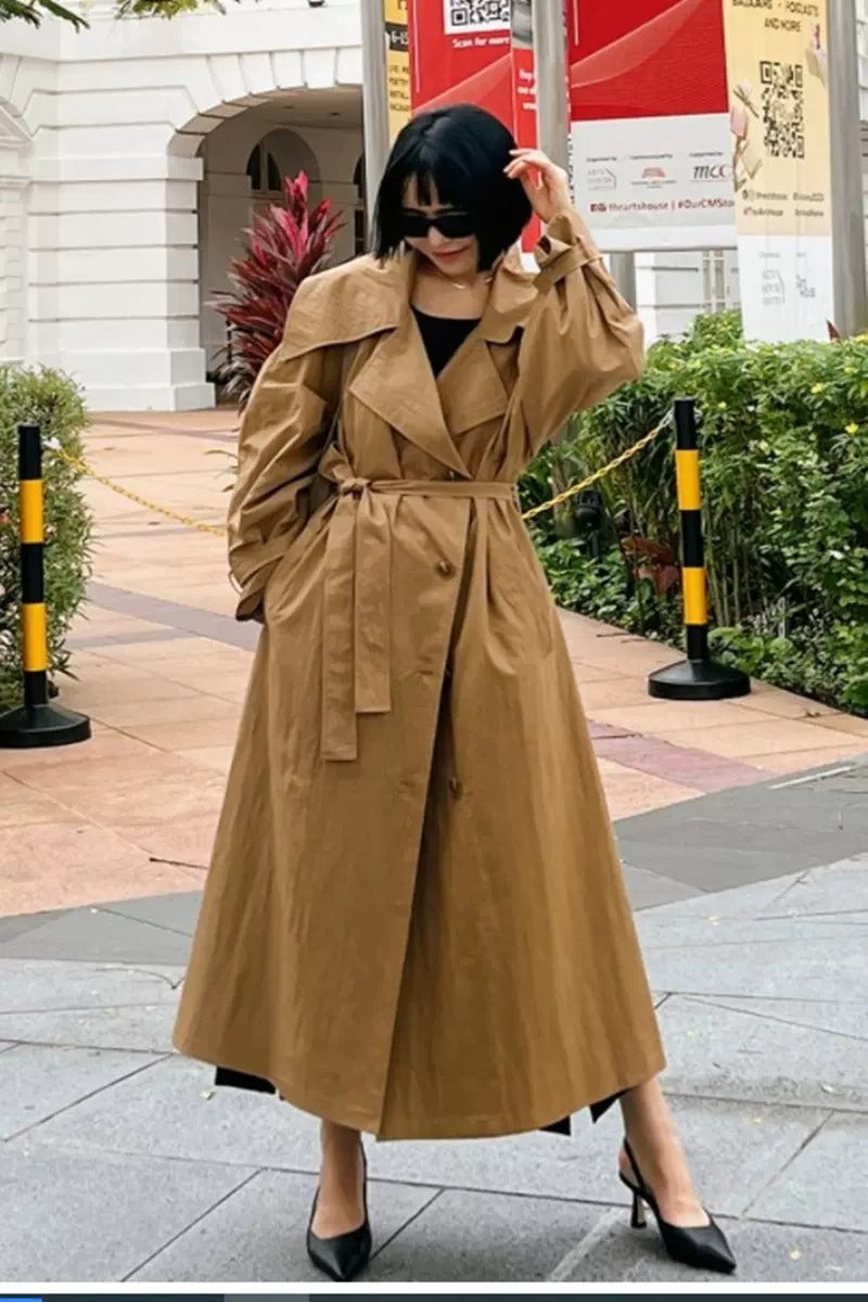 Damen Maxilanger Trenchcoat mit übergroßer Schulterpasse, Taillengürtel und voluminösen Ärmeln Shop Nory