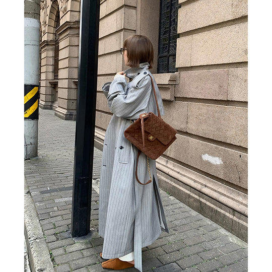 Damen Langer Nadelstreifen-Trenchcoat mit Bindegürtel Schulterpatten und ausgestelltem Saum Shop Nory